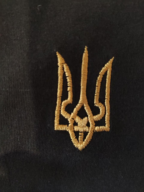 Футболка с вышивкой трезубца р. 52 черная с гербом Киев - изображение 2