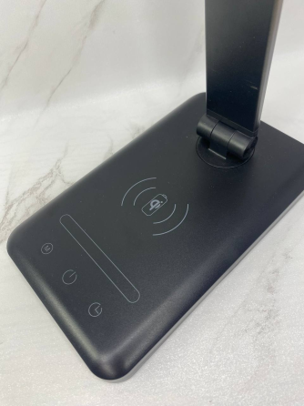 Б/В Настільна LED лампа 3-в-1 з бездротовою Qi зарядкою та USB, 3 режими світла, сенсорне керування, стильний дизайн (Чорно-коричн Київ