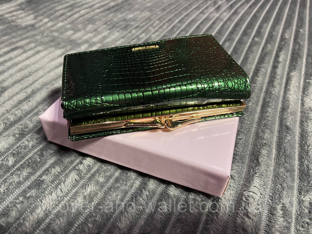 Невеликий лаковий жіночий гаманець на магнітній фіксації зеленого кольору Marco Coverna Київ - фото 3