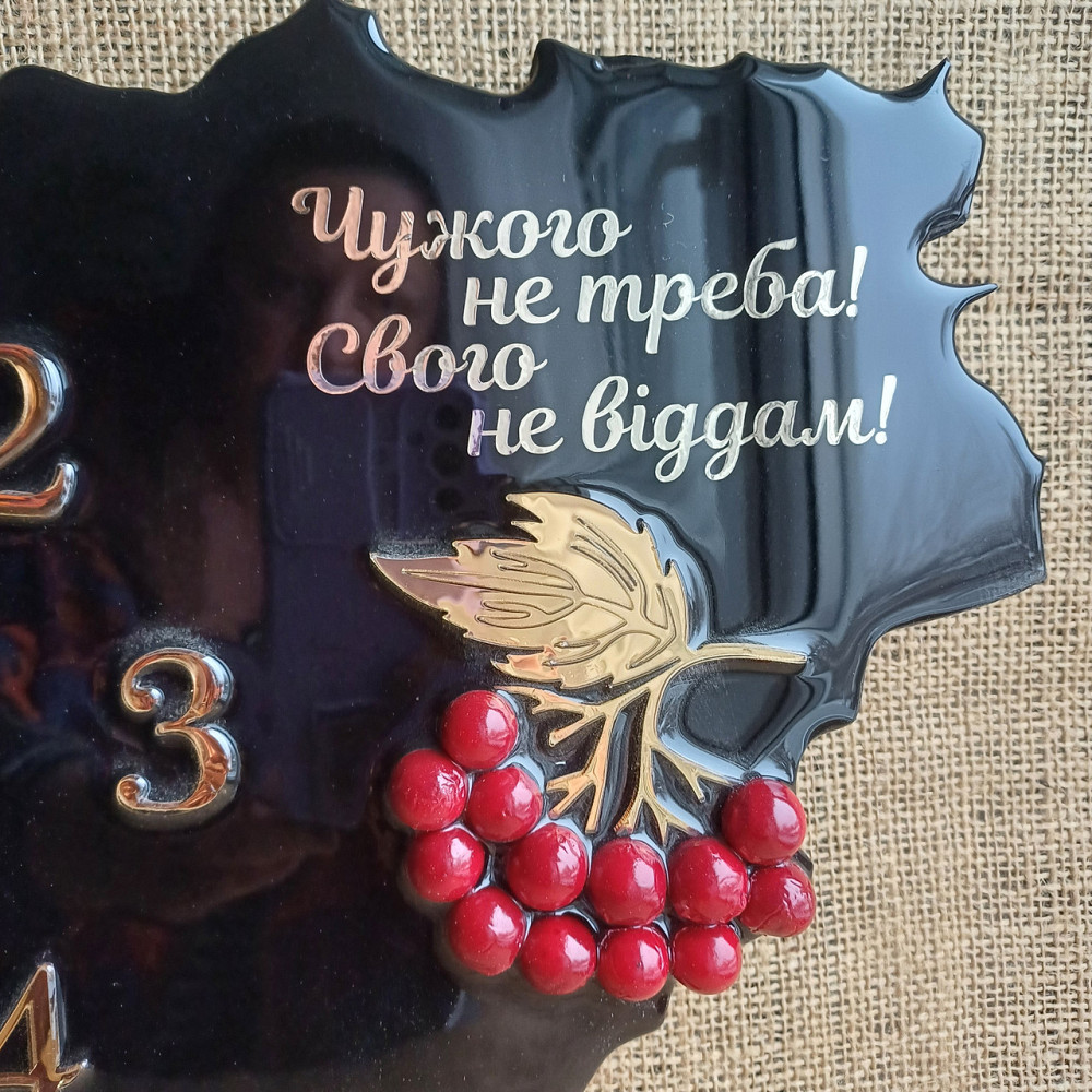 Годинник настінний 70*45 см з епоксидної смоли ручної роботи "Карта України" з кісточками та гербом Дніпро - фото 7