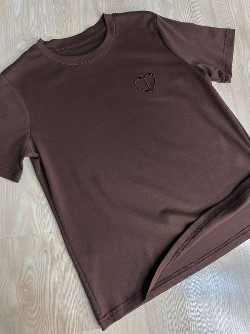 Футболка жіноча A-N 27040 базова по фігурі з вишивкою серце, коричневий, one size Київ - фото 13