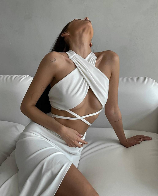 Женский привлекательный костюм двойка: топ-хомут и юбка с разрезом крепдайвинг Молочный, 44/46 Одесса - изображение 6