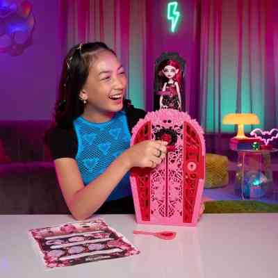 Кукла Monster High Набор-сюрприз Ужас-секреты Дракулоры серии Цвет и тьма (HYT72) Винница