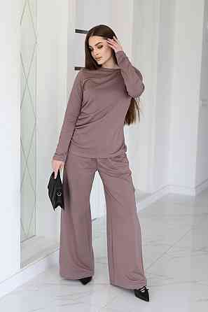 Женский базовый костюм с широкими штанами 