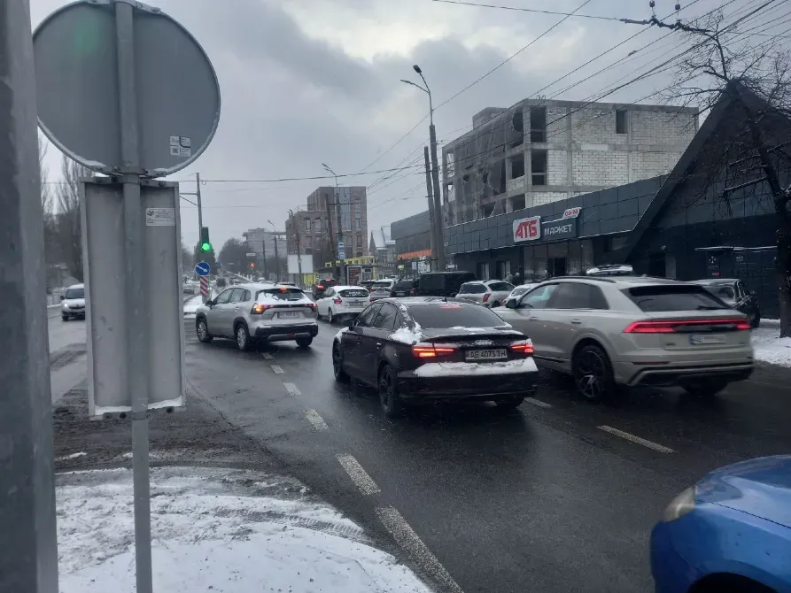 Зупинка на Гагаріна 40 (біля Атб, через дорогу Нео-Плаза). Гарний автомобільний і пішохідний трафік Дніпро - фото 5