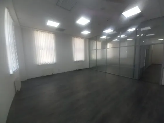 Офис в самом центре города. Генерация электроэнергии. Ремонт, все свежее и новое. Роскошный вид на город. Днепр