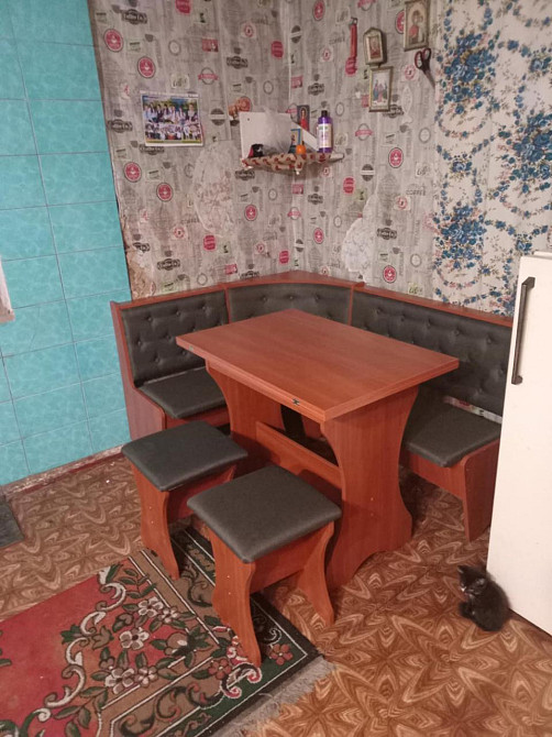 Маленький узкий обеденный кухонный уголок на кухню с раскладным столом и мягкими табуретками Яблоня Львов - изображение 6