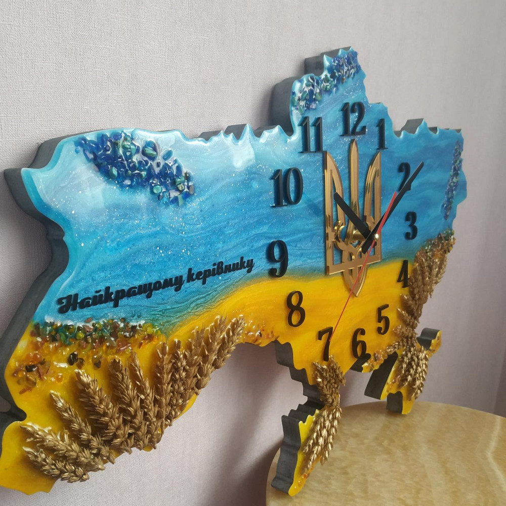 Годинник настінний 40 * 25 см з епоксидної смоли ручної роботи "Карта України" з колоками та гербом Дніпро - фото 6