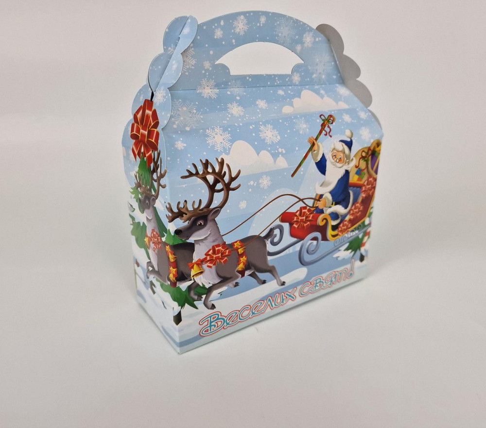 Новорічна подарункова картонна упаковка для цукерок (800 грм-1000 грм) No205н "Дід Мороз на санях" (1 шт.) Харків - фото 1
