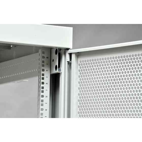 Шафа серверна CMS 42U 610 х 1055 UA-MGSE42610MPG посилена з перфорованими дверима для мережевого обладнання Київ