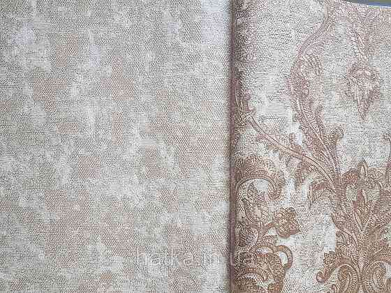 Шпалери вінілові на флізеліні AdaWall Seyyah 1.06х10 вензелю великі структурні золотисті на коричневому Київ