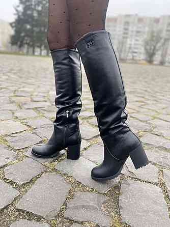 Valiente Високі чоботи жіночі демісезонні весна-осінь на стійкому каблуці чорні з натуральної ш Коломыя