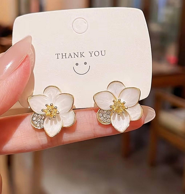 Сережки квітка білі емальовані з кристалами вінтажні золотисті жіночі сережки 2 см Київ - фото 2