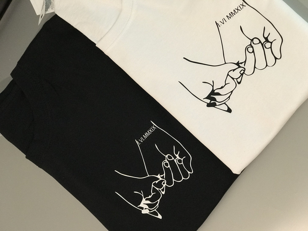 Парні футболки для хлопця та дівчини з принтом рук і датами Чернівці - фото 2