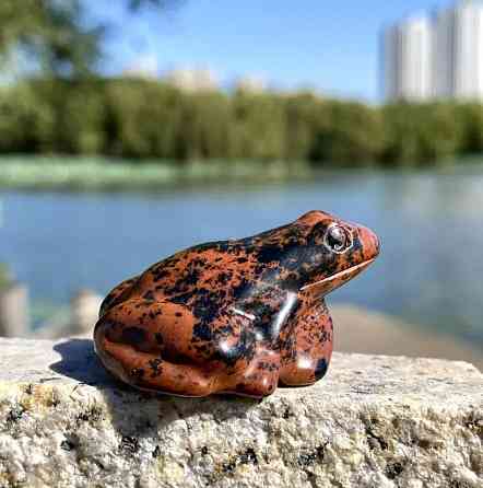 Фігурка жаби з червоного обсидіану – камінь 3.9×3.3 см, талісман удачі Київ