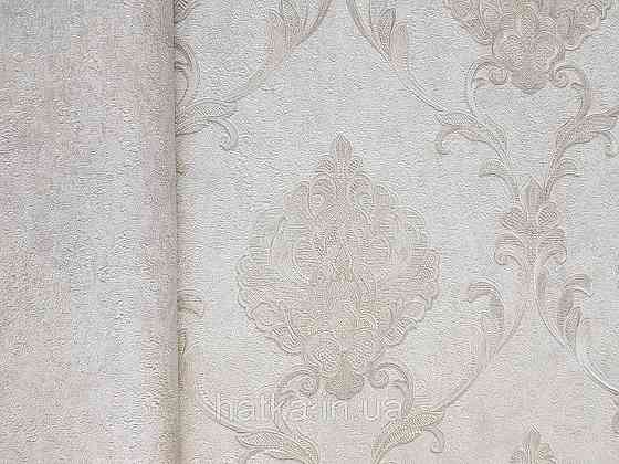 Шпалери вінілові на флізеліні Grandeco Anastasia метрові вензелю завитки структурні сріблясті на білому Київ