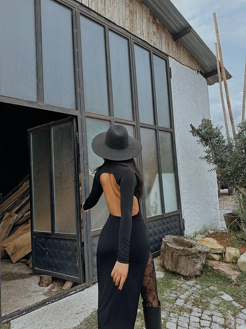 Женское элегантное платье с открытой спинкой и соблазнительным вырезом на ножке вискоза Одесса - изображение 3