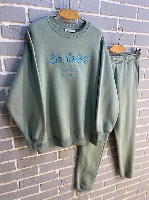 Костюм жіночий Pepper&mint 24-13-03 HUD подовжений світшот вишивка брюки джоггери на резинці утеплений фліс оливковий, оливковий, ML Київ - фото 15