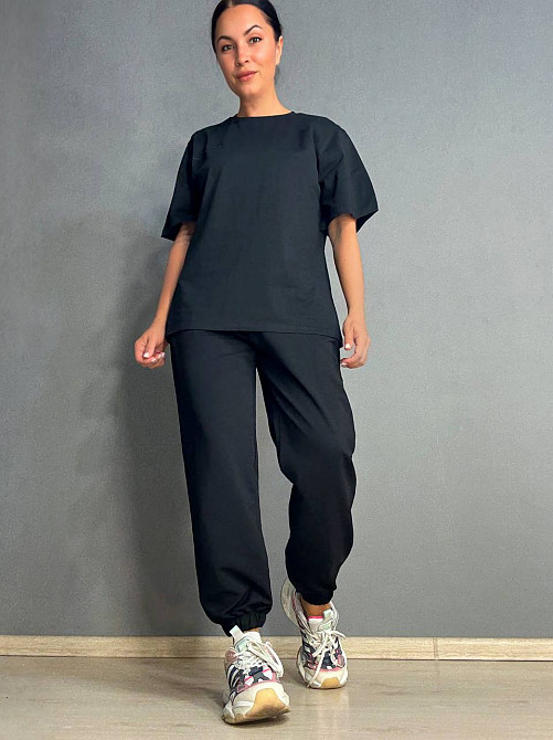 Костюм жіночий CAPPITONE 101213 футболка оверсайз та штани джоггери з написом чорний, чорний, S Одеса - фото 1