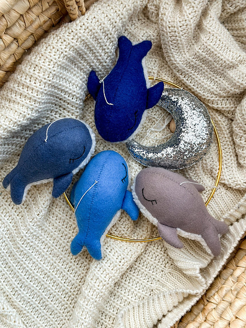 Дитячий мобіль на ліжечко для немовлят ручної роботи WooolyWool «Кити» Київ - фото 1