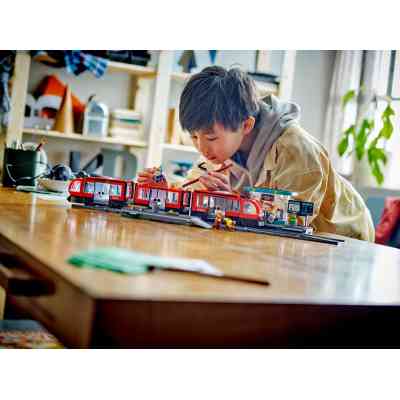 Конструктор LEGO City Трамвай і вокзал у центрі міста 811 деталей (60423) Вінниця