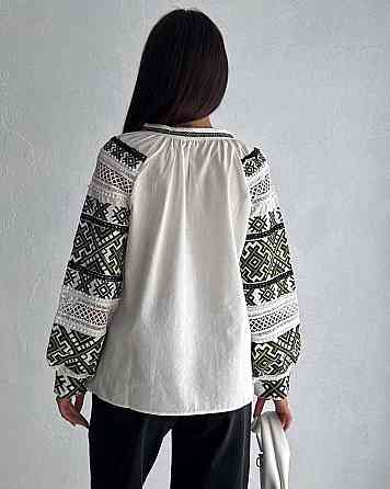 Жіноча сучасна вишиванка в традиційному стилі з зеленою вишивкою домотканий льон 44 Одеса