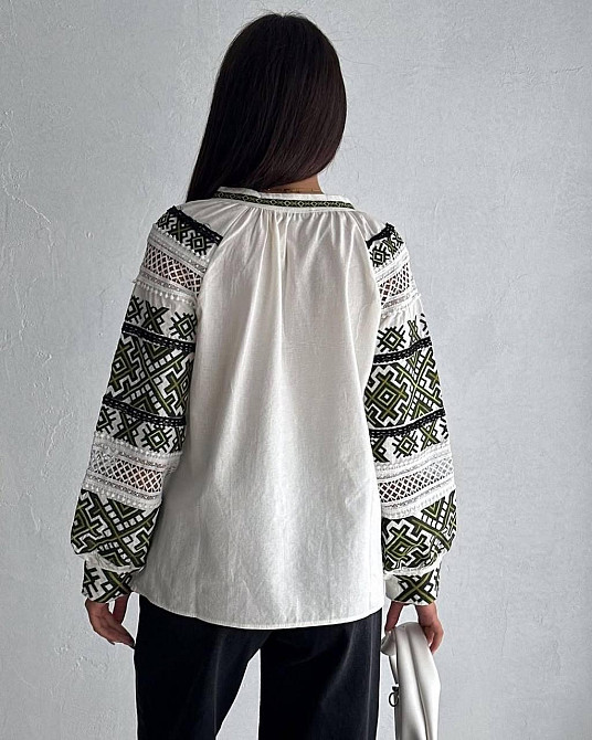 Женская современная вышиванка в традиционном стиле с зеленой вышивкой домотканый лен 44 Одесса - изображение 4