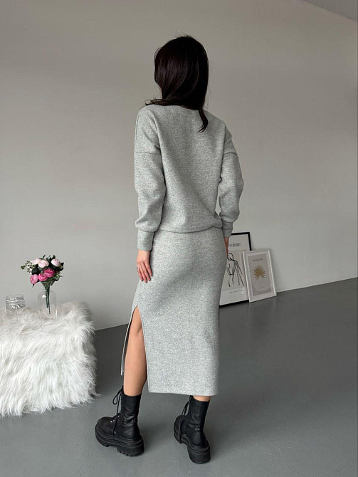 Женский стильный теплый костюм двойка с разрезом сбоку Серый, 46/48 Одесса - изображение 2