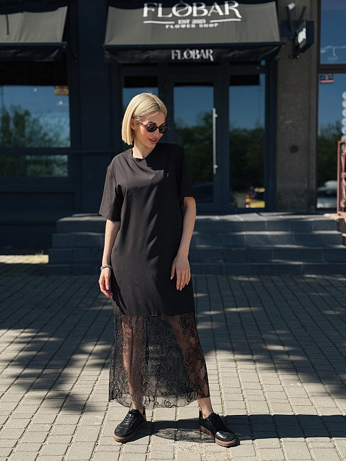 Эффектное длинное платье с кружевом 