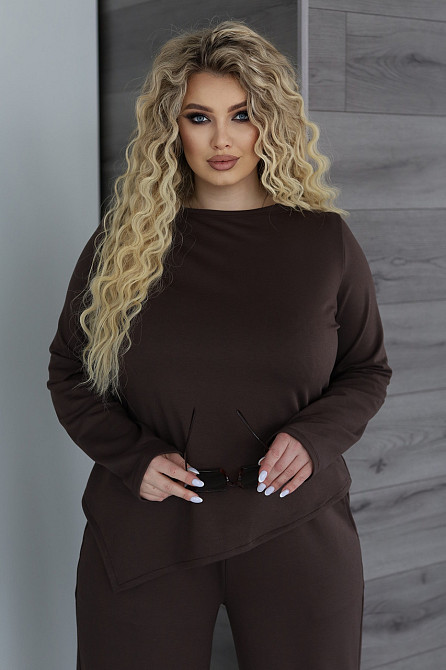 Женский костюм с асимметричным лонгсливом 