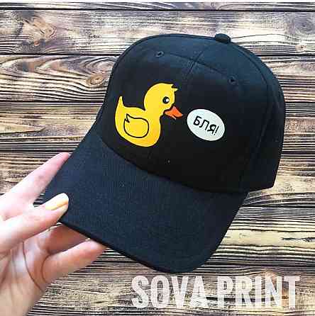 Чорна кепка з малюнком Чернівці