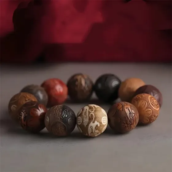 Браслет «Счастливые Деньги» — натуральное дерево, бусины 20 мм, гравировка монет, на резинке, унисекс Киев