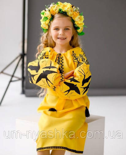 Детское вышитое платье с ласточками 