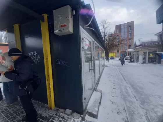 Зупинка на Гагаріна 40 (біля Атб, через дорогу Нео-Плаза). Гарний автомобільний і пішохідний трафік Дніпро