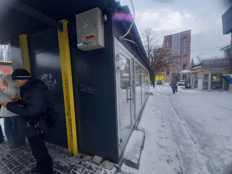 Зупинка на Гагаріна 40 (біля Атб, через дорогу Нео-Плаза). Гарний автомобільний і пішохідний трафік Дніпро - фото 6