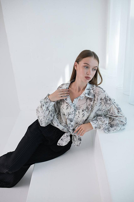 Женский романтичный костюм двойка: рубашка и плиссированные брюки дабл шелк армани + тенсел Черный Одесса - изображение 9