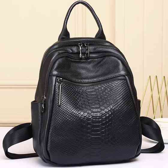 Шкіряний жіночий рюкзак з тисненням, чорний Київ