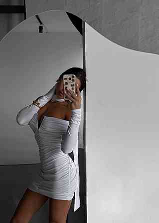 Женское привлекательное роскошное мини-платье с открытым декольте Белый 42/44 Одесса