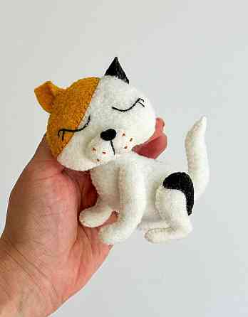 М’яка фетрова іграшка кіт ручної роботи – безпечна розвиваюча іграшка Київ