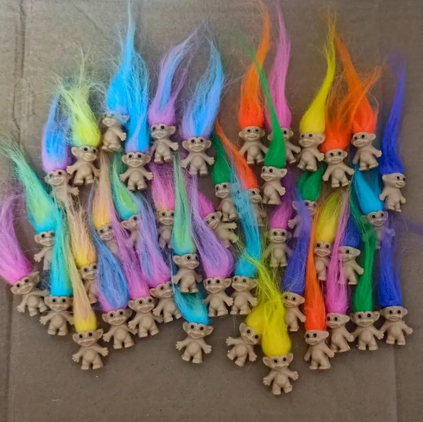 Щасливий троль з різнокольоровим волоссям | Міні-фігурка для декору, творчості, колекціонування та п Київ - фото 1