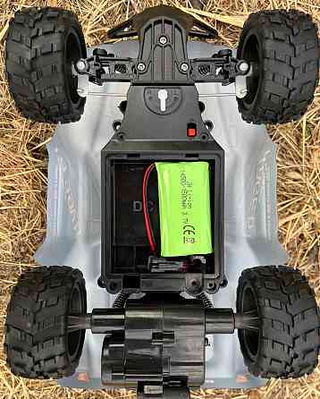 Машинка на пульту на радіокеруванні 1:18 2акумулятора в комплекті. Харків