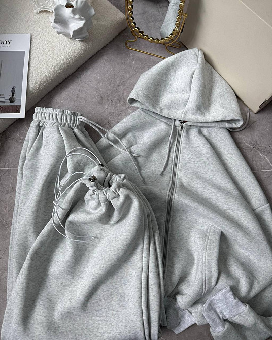 Жіночий теплий прогулянковий костюм у стилі оверсайз з обʼємним зіп худі та штанами трьохнитка на флісі Одеса - фото 7