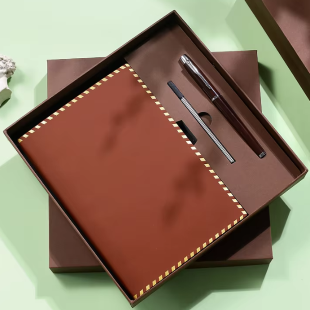 Блокнот А5 на 200 листов с ручкой скетчбук из эко-кожи в подарочной упаковке,набор 3в1, цвет коричневый Каменец-Подольский - изображение 2