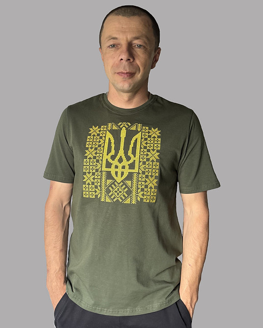 Чоловіча футболка вишиванка хакі з Тризубом в орнаменті Київ - фото 1