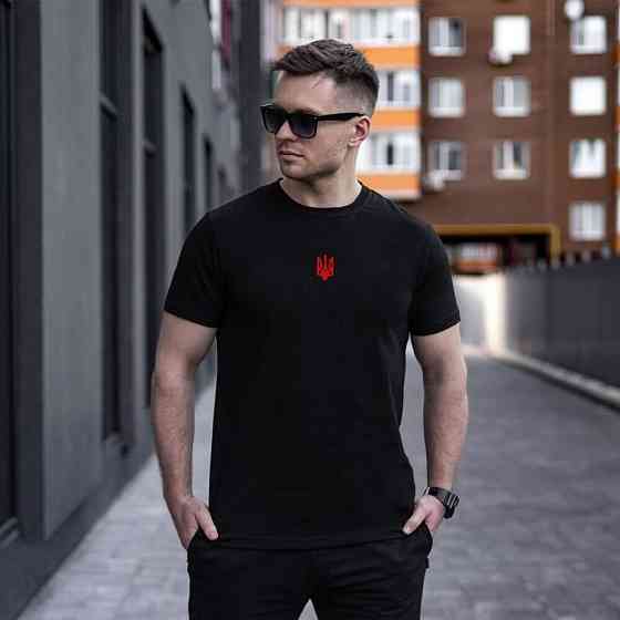 Футболка чоловіча однотонна чорна Pobedov Peremoga - наклейка Герб 4см червона Київ