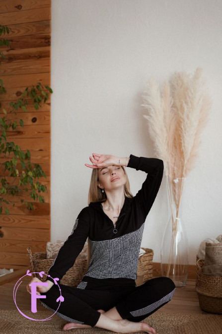 Повседневный женский костюм из трикотажа 