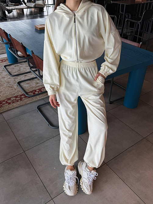 Женский повседневный велюровый костюм двойка: кофта и штаны плотный турецкий велюр Молочный, 42/46 Одесса - изображение 1