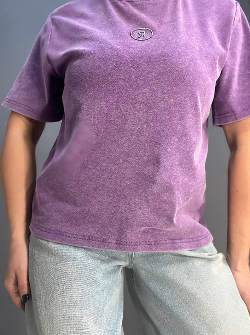 Футболка жіноча A-N 02517 варена аплікація літера "R" з камінців попереду середньої довжини one size, фіолетовий, one size Київ - фото 16