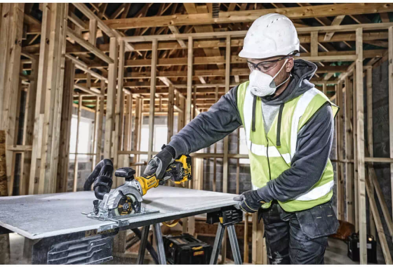Пила дисковая безщеточная аккумуляторная компактная DeWALT DCS571NT : без АКБ, 18 В, 4500 об/мин Киев
