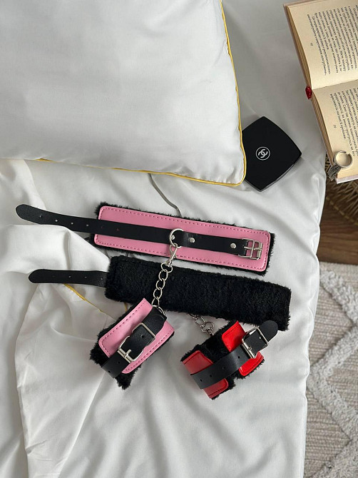 Шкіряні наручники з хутром для задоволення для рольових ігор BDSM для сексу рожеві на ремінці з застібкою Одеса - фото 10